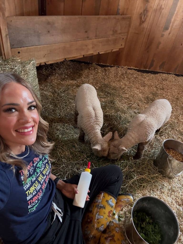 carrie underwood feeding lambs