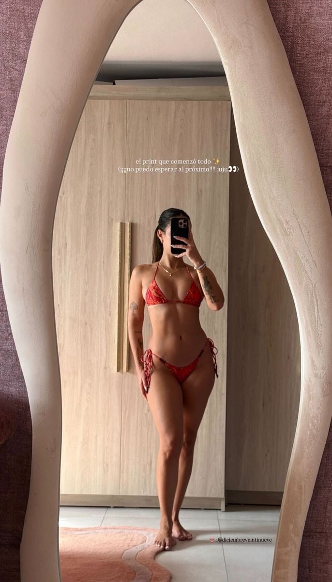 True to her aesthetic, Berlingeri paired the swimwear with layered gold jewelry, with fine necklaces resting softly along her collarbone.