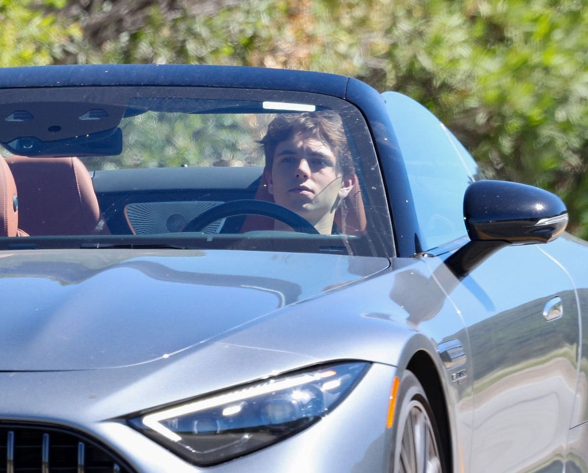 
Looking solemn after a difficult few days, Jayden Federline was spotted leaving his mother Britney Spears mansion in Thousand Oaks, climbing behind the wheel of one of the pop stars sleek Mercedes sports cars. The teenager appeared deep in thought in the wake of mum Britneys recent DUI drama. 
*** 
Tras unos días difíciles, Jayden Federline, con semblante serio, fue visto saliendo de la mansión de su madre, Britney Spears, en Thousand Oaks, y subiéndose a uno de los elegantes deportivos Mercedes de la estrella del pop. El adolescente parecía sumido en sus pensamientos a raíz del reciente incidente de Britney por conducir bajo los efectos del alcohol.