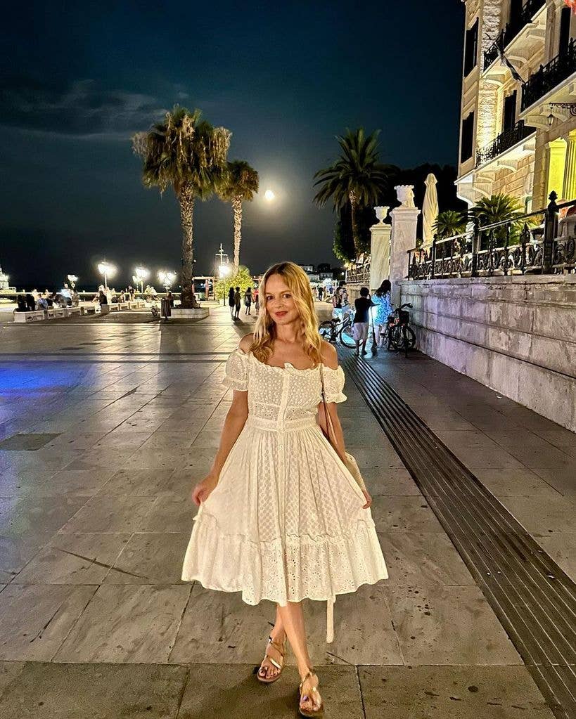 heather graham white dress in greece