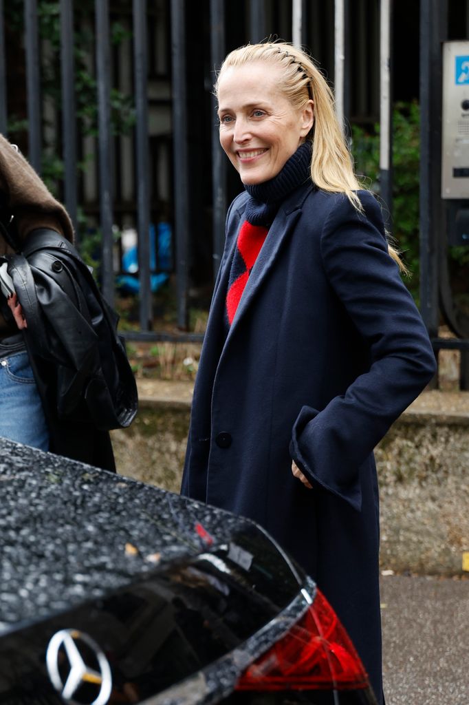 Gillian anderson trench coat pfw