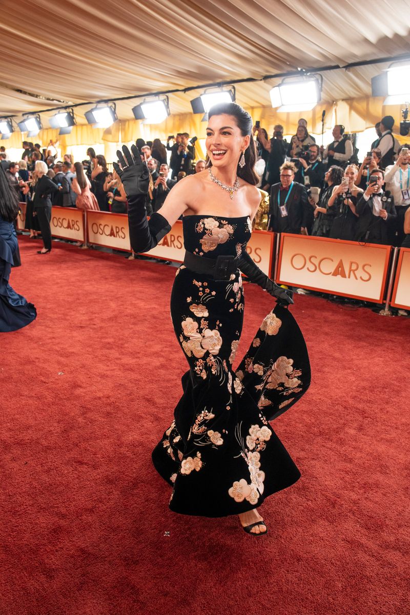 The actress proved she is a fan of Rosalía’s Motomami era. The energy felt familiar. Hathaway has been vocal about her admiration for Rosalía for years. 