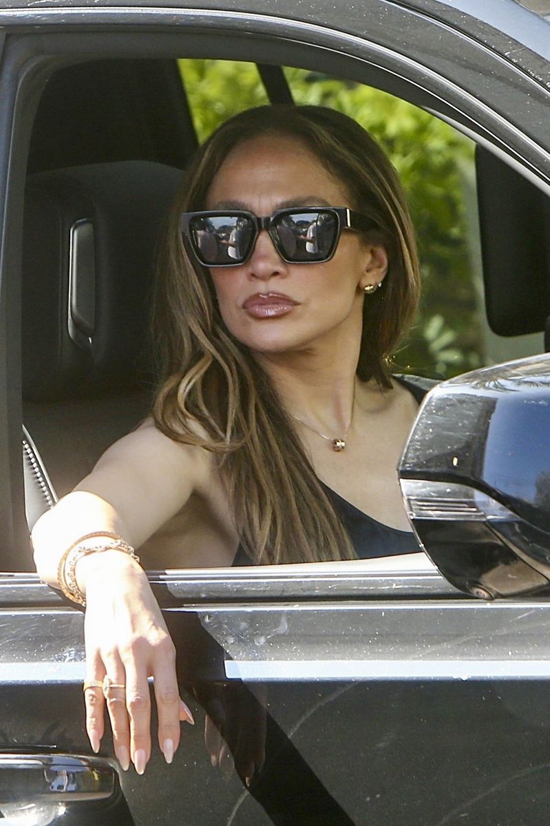 

Jennifer Lopez is spotted departing the Beverly Hills Hotel in style after visiting her new house under construction in Calabasas. The star keeps it effortlessly glamorous, leaning out of her car in oversized sunglasses and gold jewelry, serving a chic, understated moment on the go.****

Jennifer Lopez es vista saliendo del Beverly Hills Hotel con estilo después de visitar su nueva casa en construcción en Calabasas. La estrella mantiene un glamour sin esfuerzo, inclinándose desde su auto con gafas de sol oversize y joyería dorada, ofreciendo un momento chic y sobrio en movimiento.