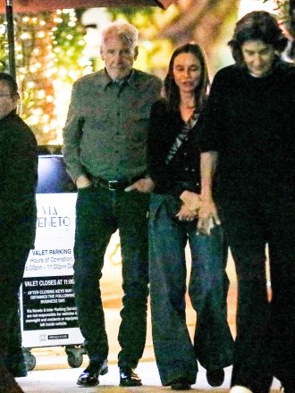 Santa Monica, CA  - *EXCLUSIVE*  - Harrison Ford and his wife Calista Flockhart say their goodbyes after meeting up with friends for an Italian dinner at celebrity hotspot, Via Veneto restaurant in Santa Monica.Pictured: Harrison Ford, Calista FlockhartBACKGRID USA 11 JUNE 2023 USA: +1 310 798 9111 / usasales@backgrid.comUK: +44 208 344 2007 / uksales@backgrid.com*UK Clients - Pictures Containing ChildrenPlease Pixelate Face Prior To Publication*