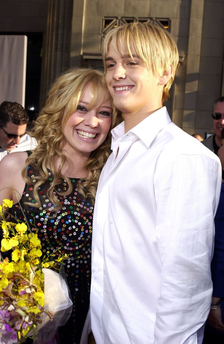 Aaron Carter surprising Hilary Duff with flowers