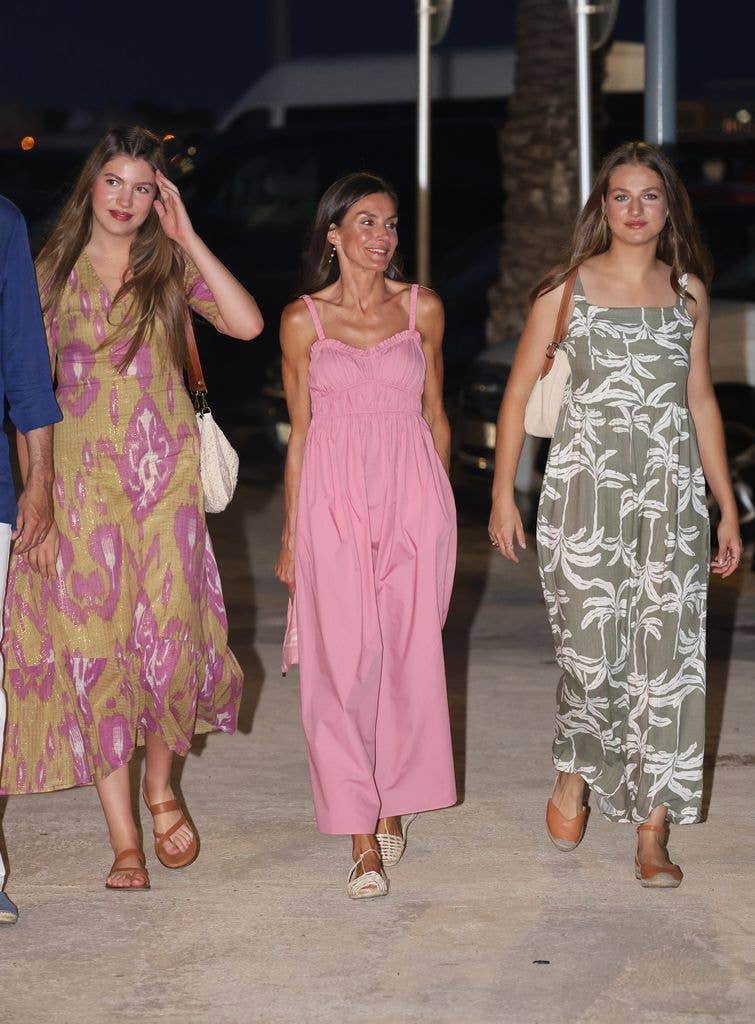 King Felipe and Queen Letizia, Princess Leonor and Infanta Sofia arrive at a restaurant for a family dinner  in sundresses