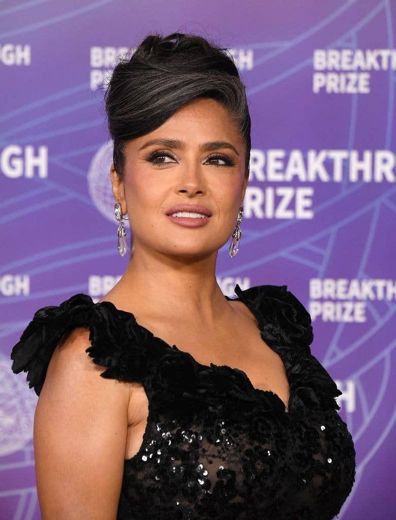 The actress embraced her gray hair in the most effortless way 