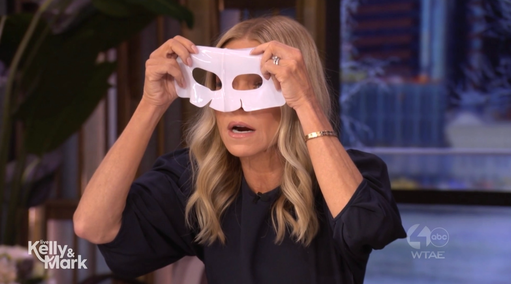 Kelly Ripa with her face mask