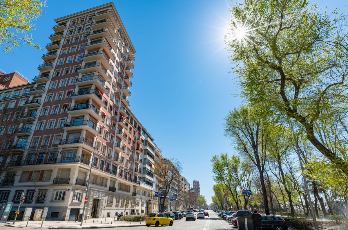 Situated on the Paseo del Pintor Rosales, the property overlooks Parque del Oeste and sits in a neighborhood celebrated for its discretion, home to luminaries like Pedro Almodóvar. 