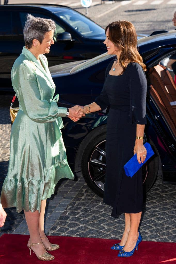 Queen Mary shaking hand of Margrethe Vestager beside car