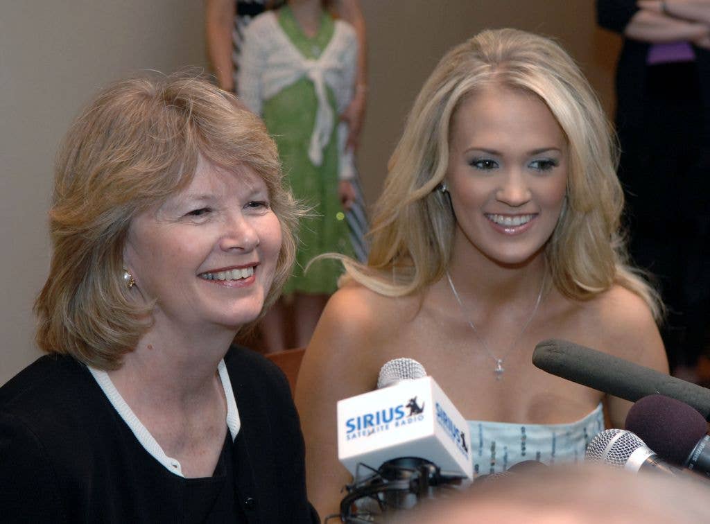 carrie underwood mom carole