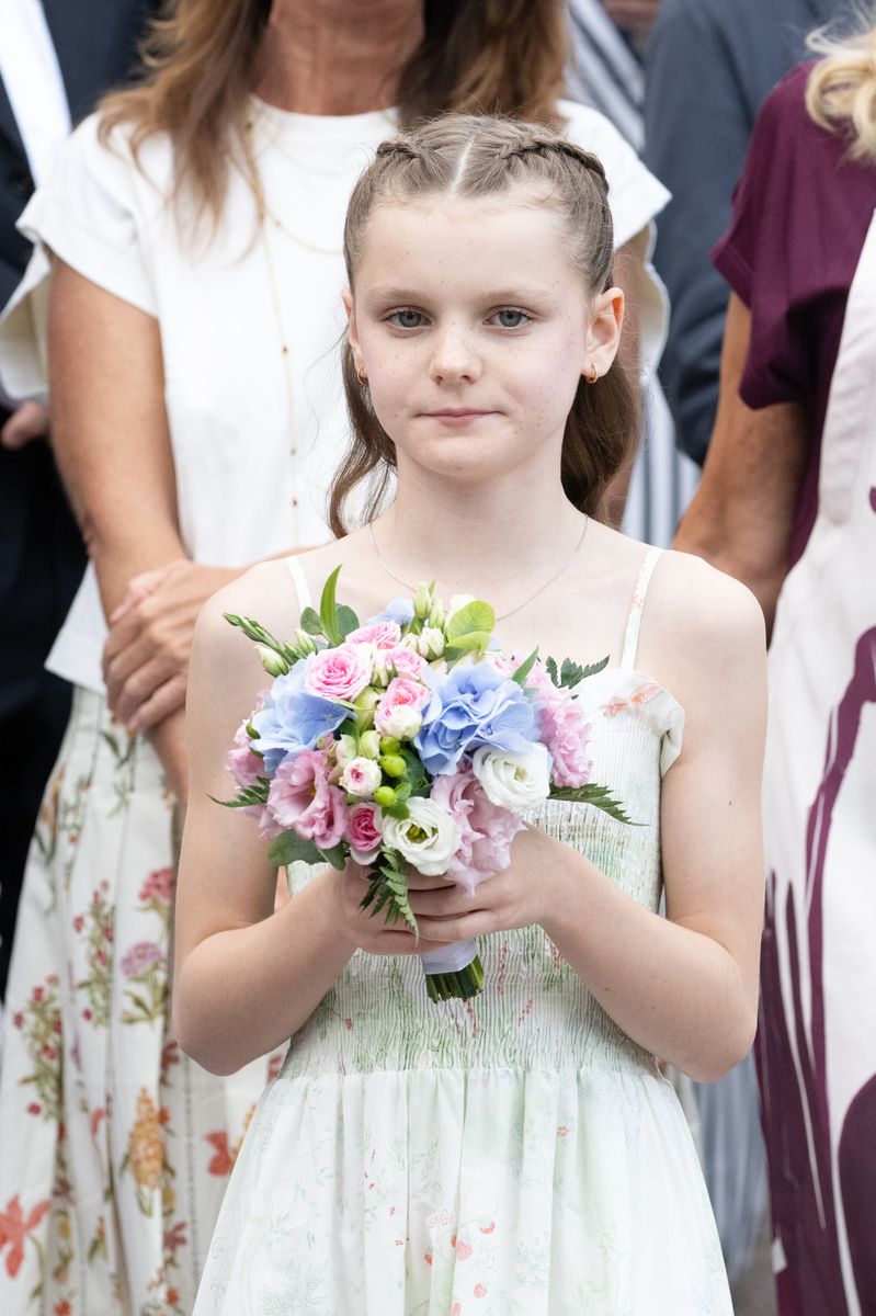 Like many royal children, she’s occasionally seen in simple accessories, small earrings, charm bracelets, or delicate necklaces, often chosen for sentiment rather than spectacle.