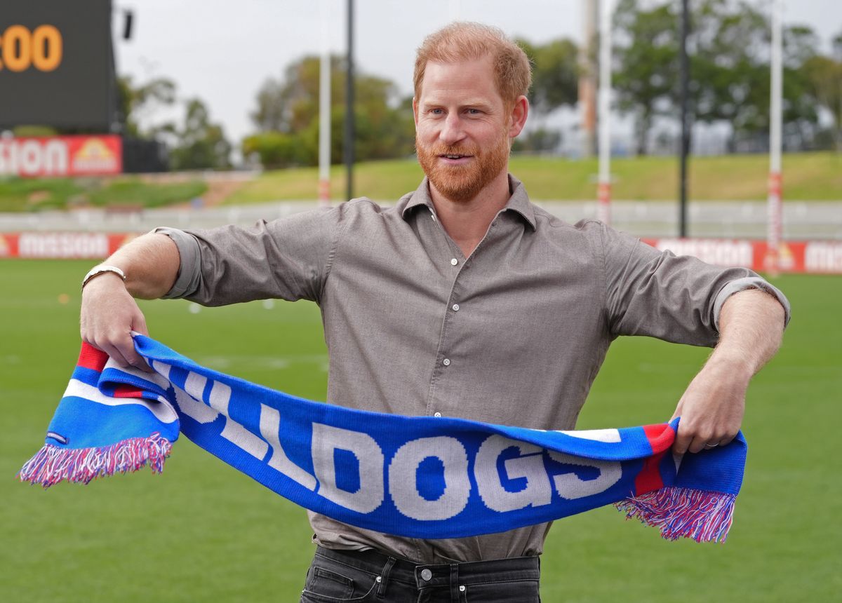 Harry was presented with the Western Bulldogs scarf as he visited the team's HQ