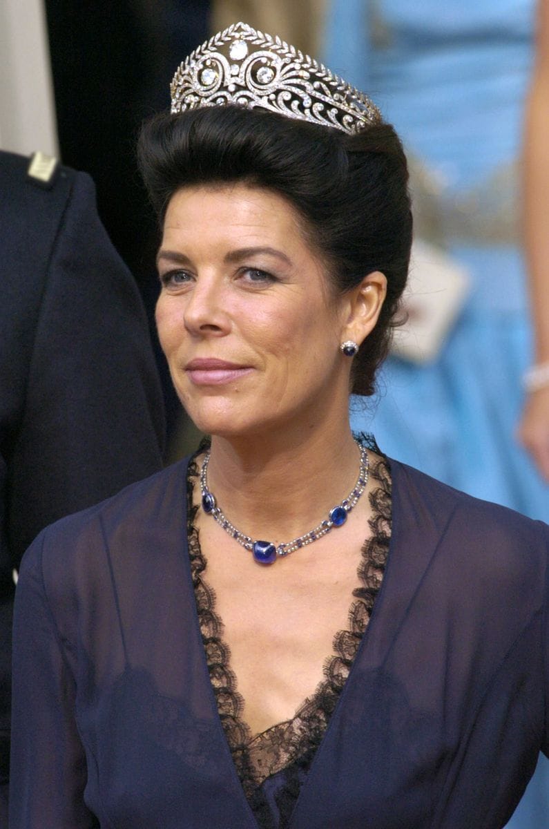 The piece at the center of the look is a dramatic sapphire necklace, believed to have been created by Cartier in the 1940s or 1950s. 