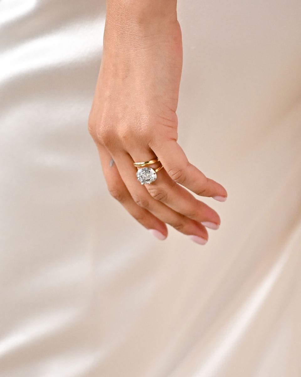 In 2026, Zendaya’s left hand has become a style story in motion, evolving into one of the most talked-about bridal jewelry trends of the year.