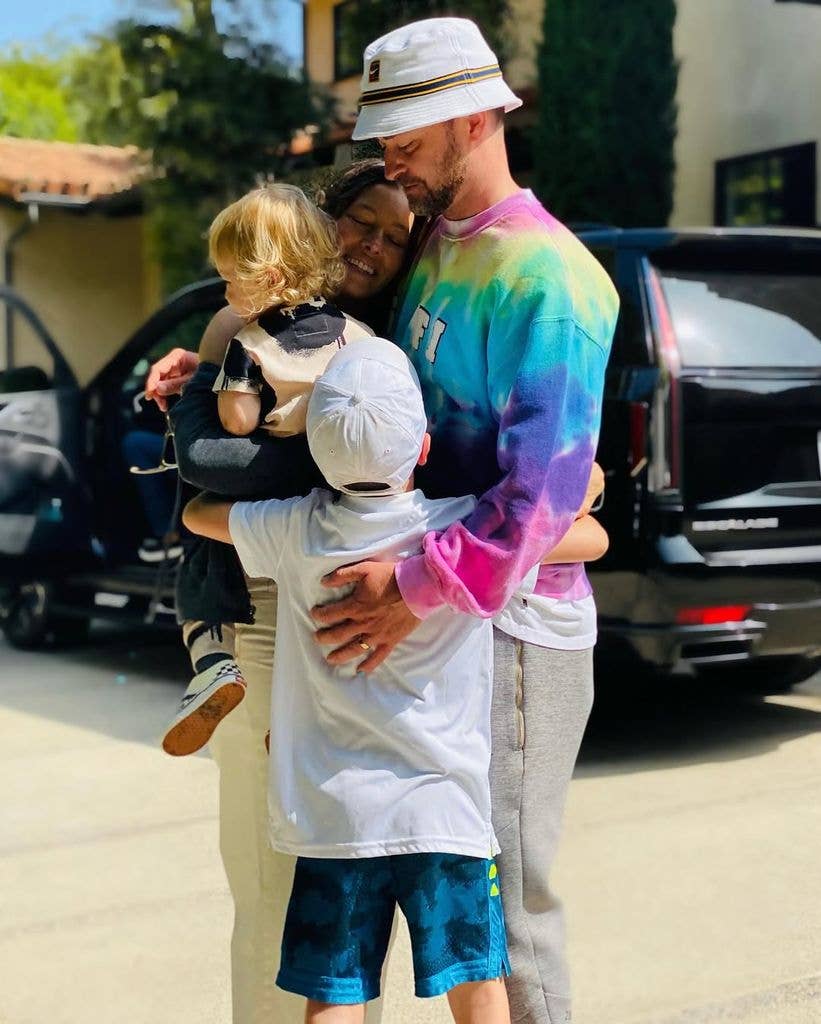 justin timberlake jessica biel hugging kids