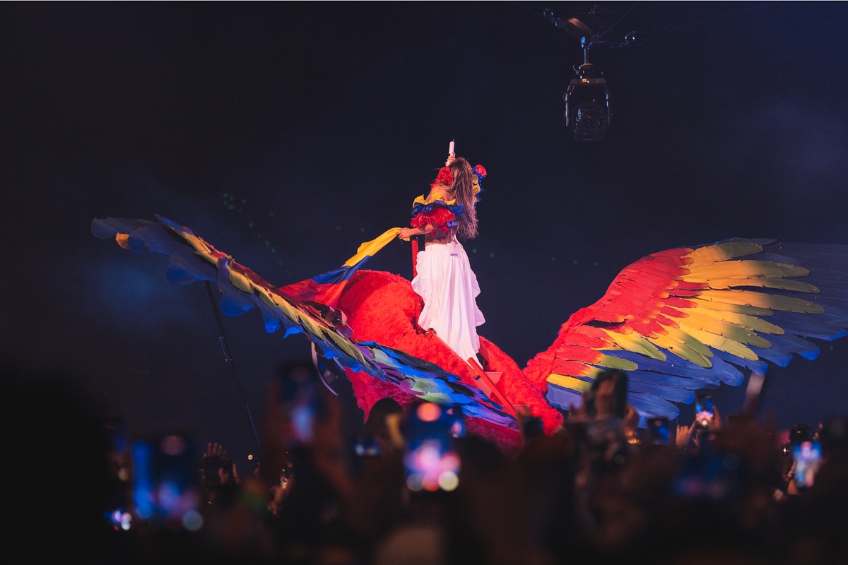 A defining visual element throughout the show was the macaw, an ancestral symbol rooted in the natural and cultural richness of Latin America