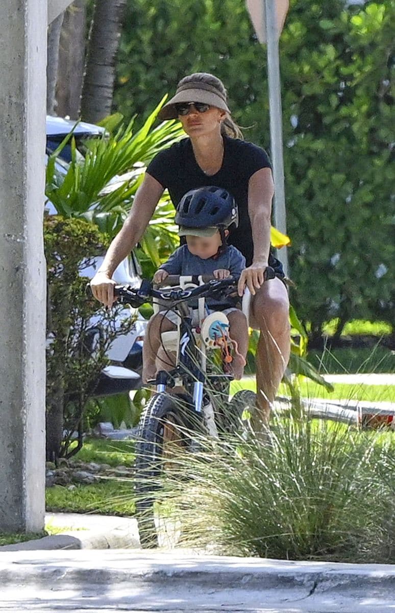 Gisele was on baby biking duty