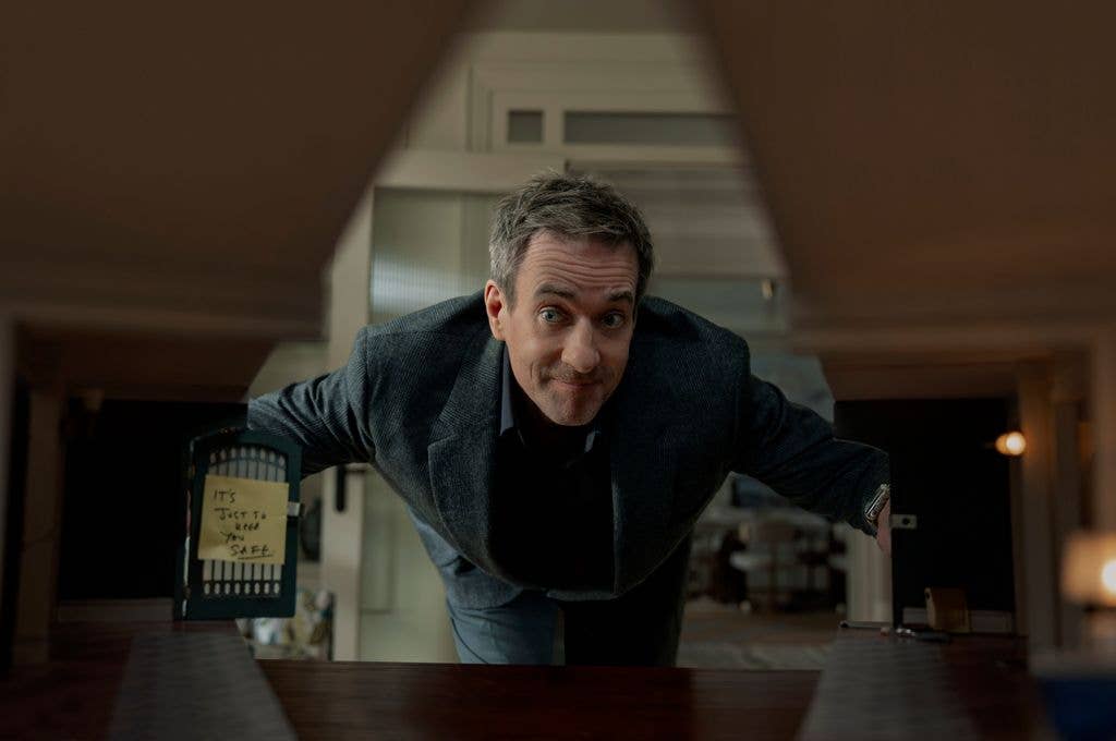 Matthew Macfadyen as Les in in The Miniature Wife