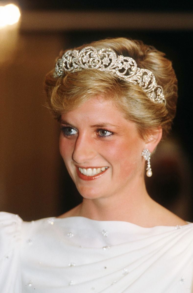 One of the most iconic items associated with Diana is the Spencer Tiara, worn on her wedding day. Unlike many royal jewels, this tiara belongs to the Spencer family rather than the Crown. 