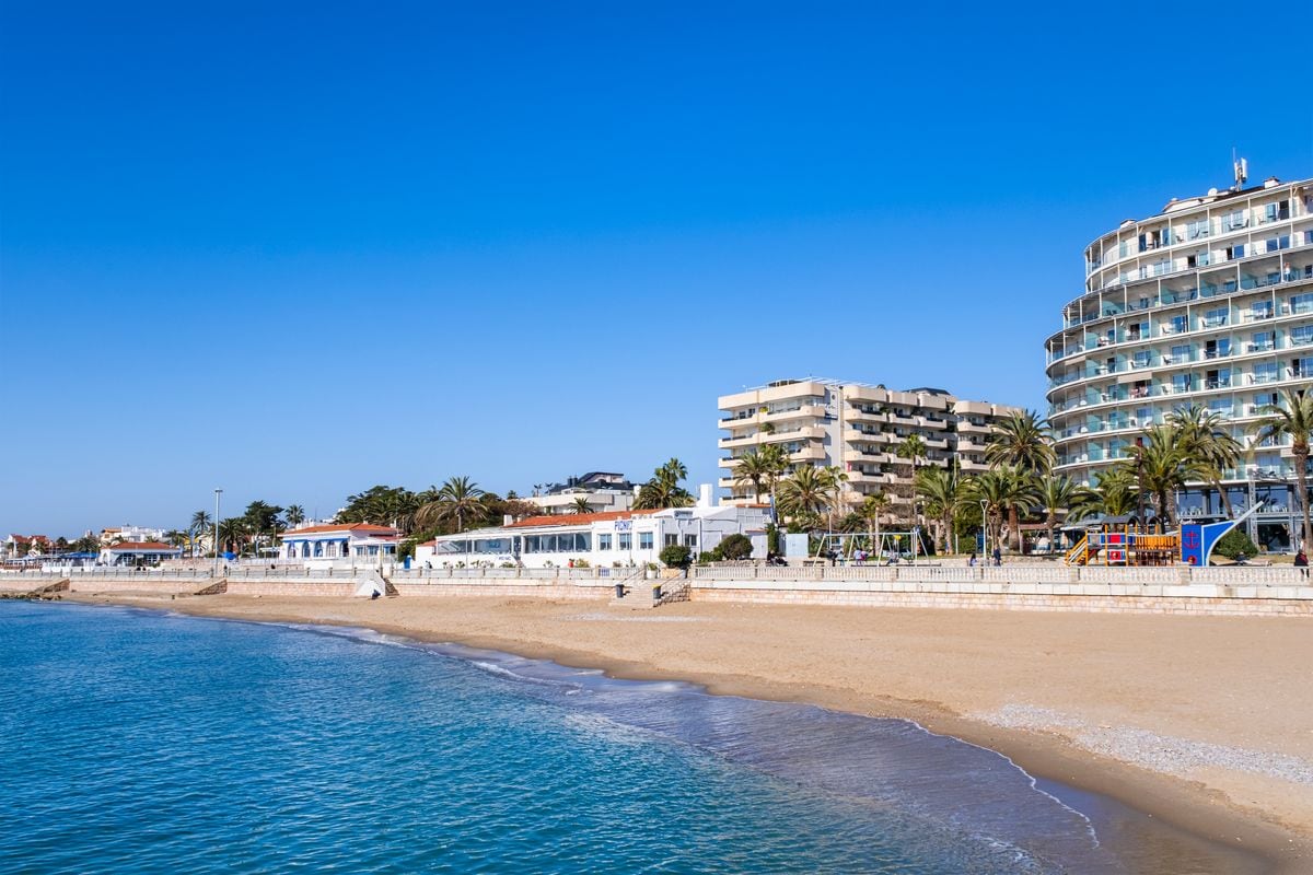 Meanwhile, on the coast, Rosalia reportedly acquired a 120-square-meter apartment with stunning sea views in Sitges-Castelldefels.