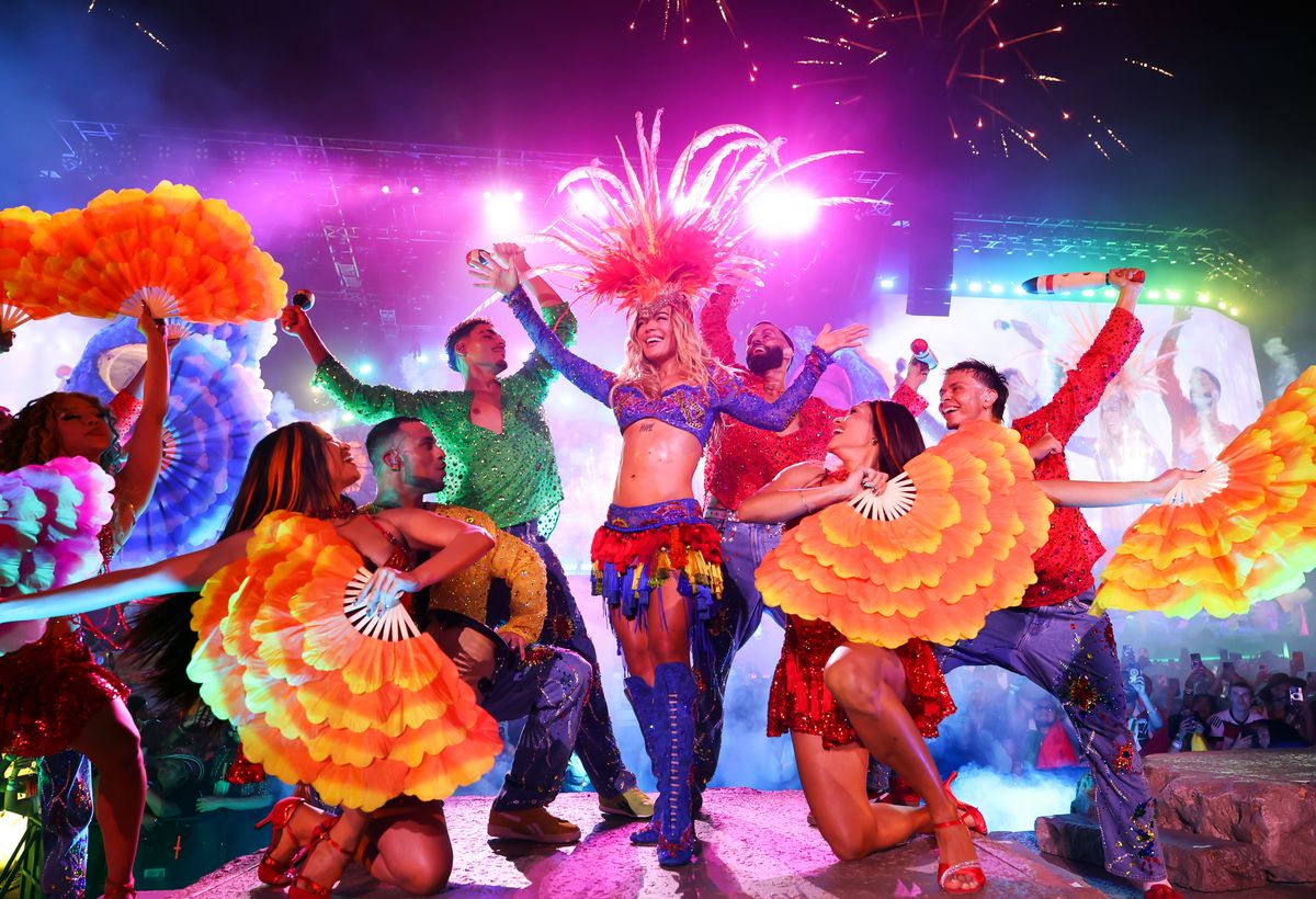 The movement of the feathers amplified her choreography, turning every step into a visual spectacle.