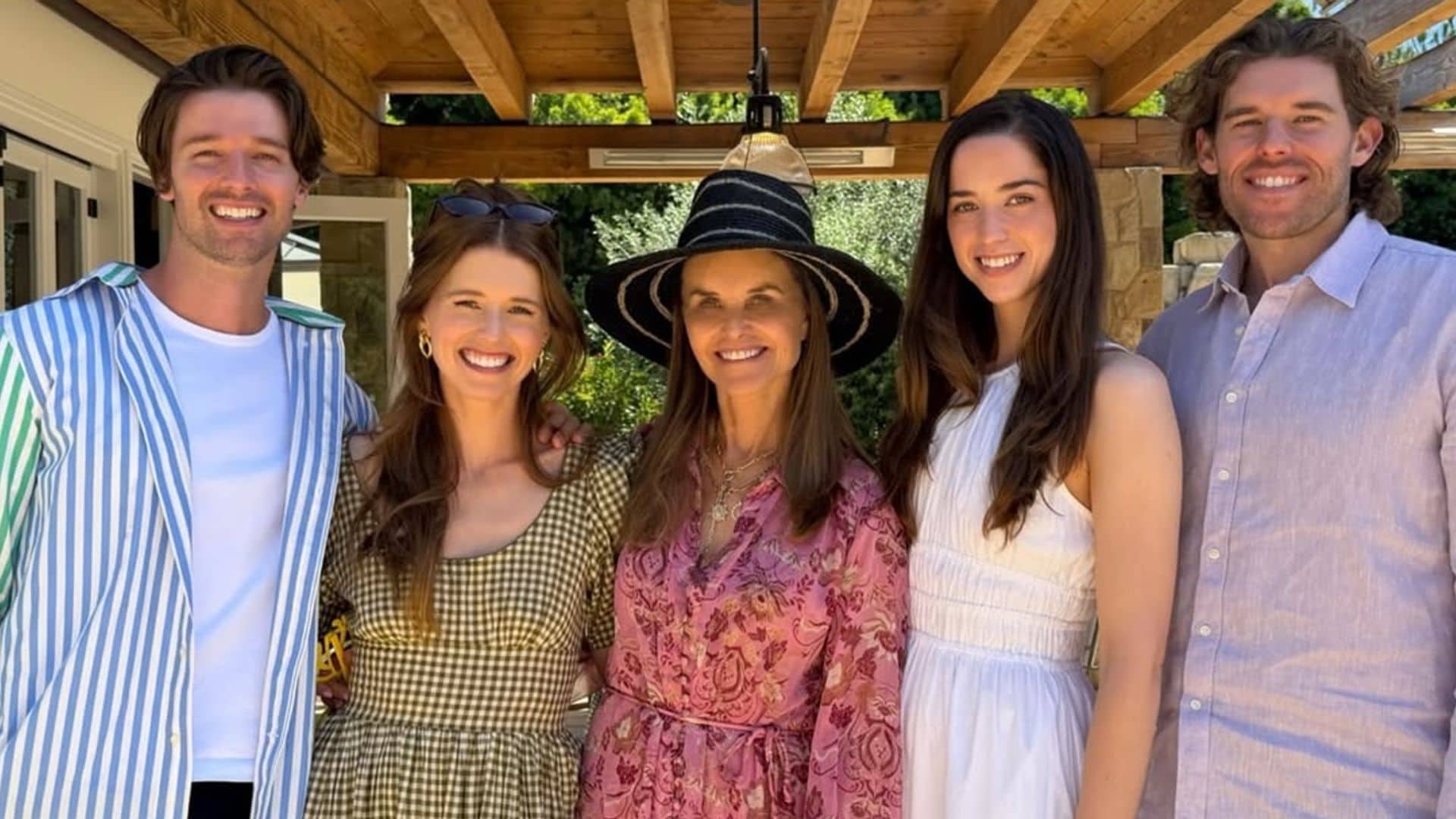 Schwarzenegger shared a photo alongside her mom and her siblings