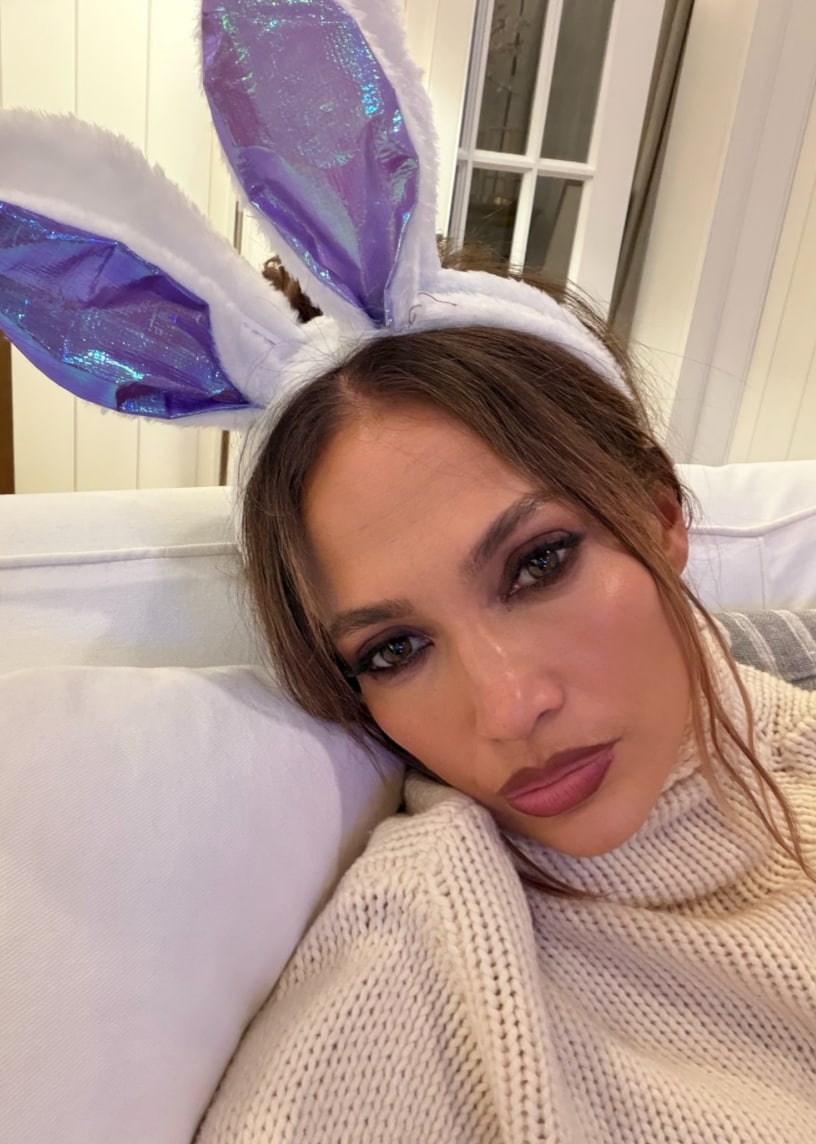  Jennifer Lopez offered fans a glimpse into what she has been calling her “happy era,” sharing a set of playful photos that felt equal parts festive and symbolic.