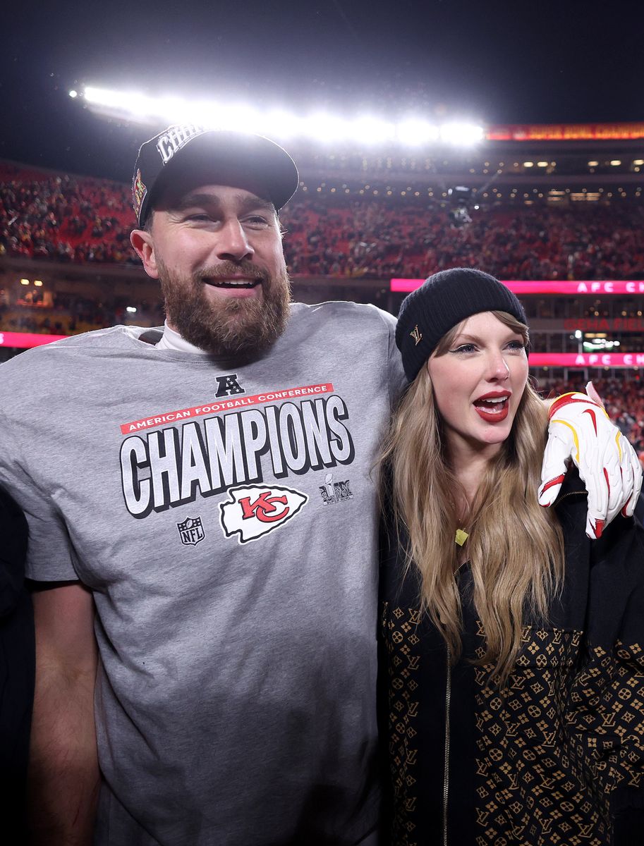 KANSAS CITY, MISSOURI - JANUARY 26: Taylor Swift celebrates with Travis Kelce #87 of the Kansas City Chiefs after defeating the Buffalo Bills 32-29 in the AFC Championship Game at GEHA Field at Arrowhead Stadium on January 26, 2025 in Kansas City, Missouri.  (Photo by Jamie Squire/Getty Images) 