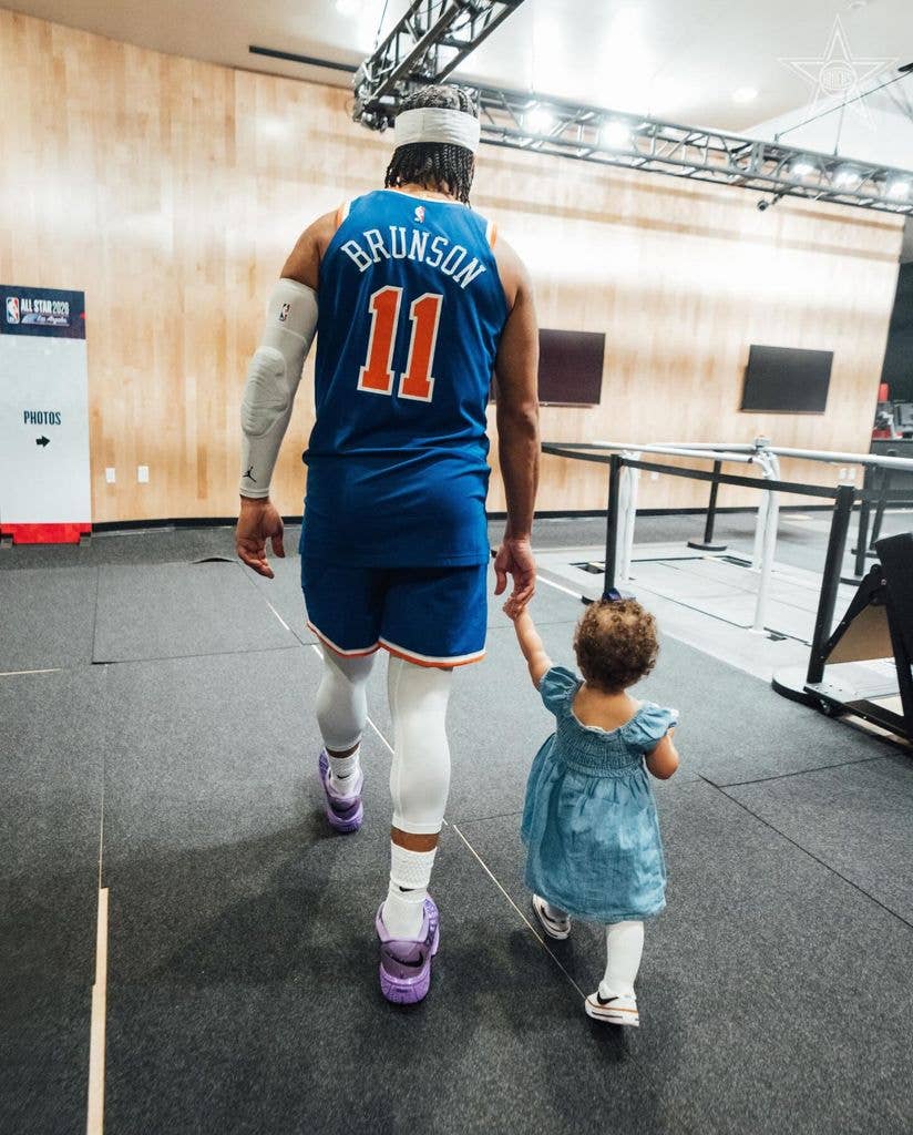 photo of jalen brunson and daughter from beind