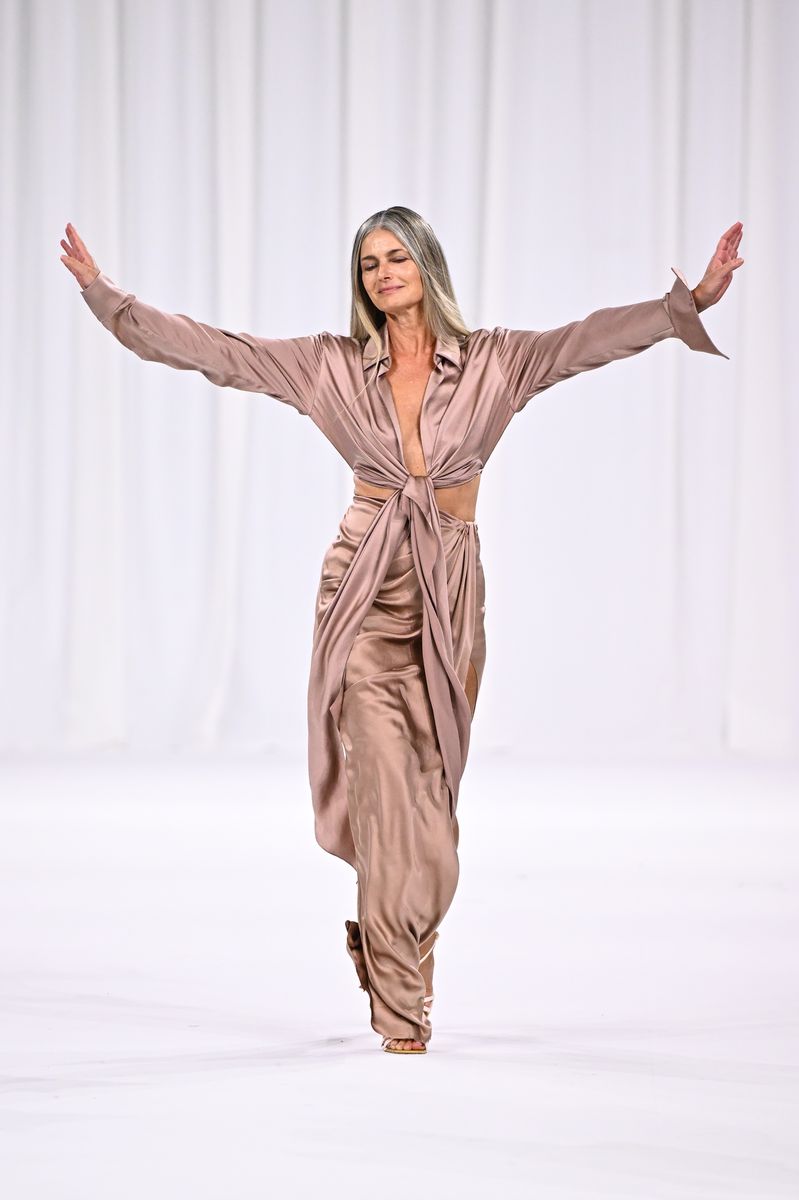  Paulina Porizkova walks the runway during the Balmain Womenswear Spring-Summer 2025 show.