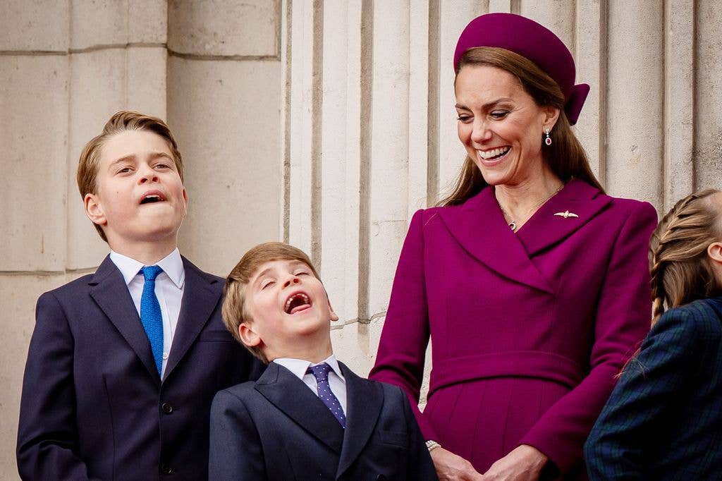 Prince George, the Princess of Wales, Prince Louis on palace balcony laughing