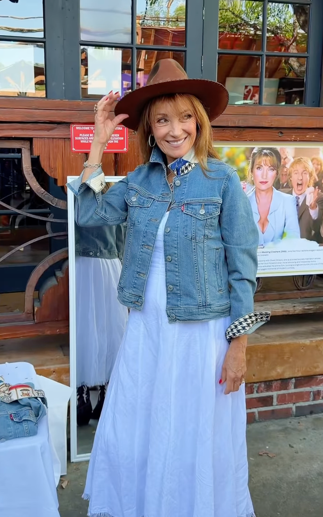 Dressed in a soft denim shirt and a wide-brimmed hat, Jane looked effortlessly radiant