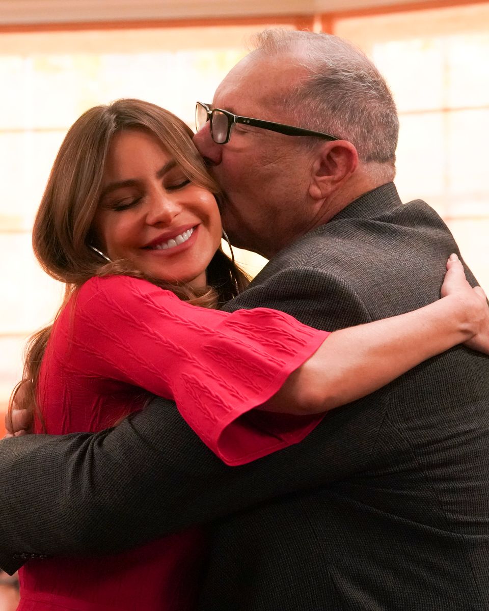 Sofía Vergara, known worldwide for her role in 'Modern Family,' has sent fans into a frenzy after sharing a surprise throwback photo with her on-screen husband.