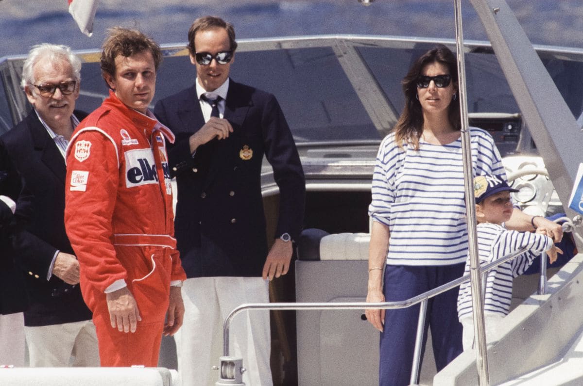 That 1990 image of Princess Caroline of Monaco, fresh, natural, and deeply rooted in the nautical spirit of the Principality, is precisely the aesthetic Charlotte revives today for 2026.