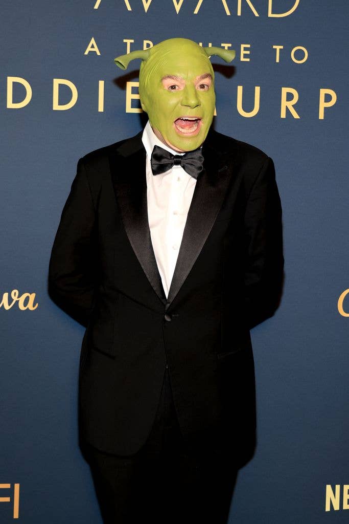 The green mask, paired with a perfectly tailored black tuxedo and bow tie, struck that rare balance between comedy and reverence
