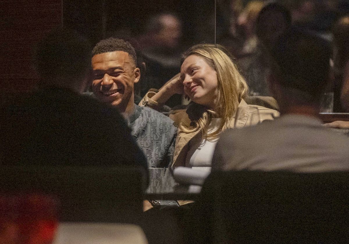 Kylian Mbappé and Ester Expósito were seen together during an evening outing at a restaurant amid Paris Fashion Week.