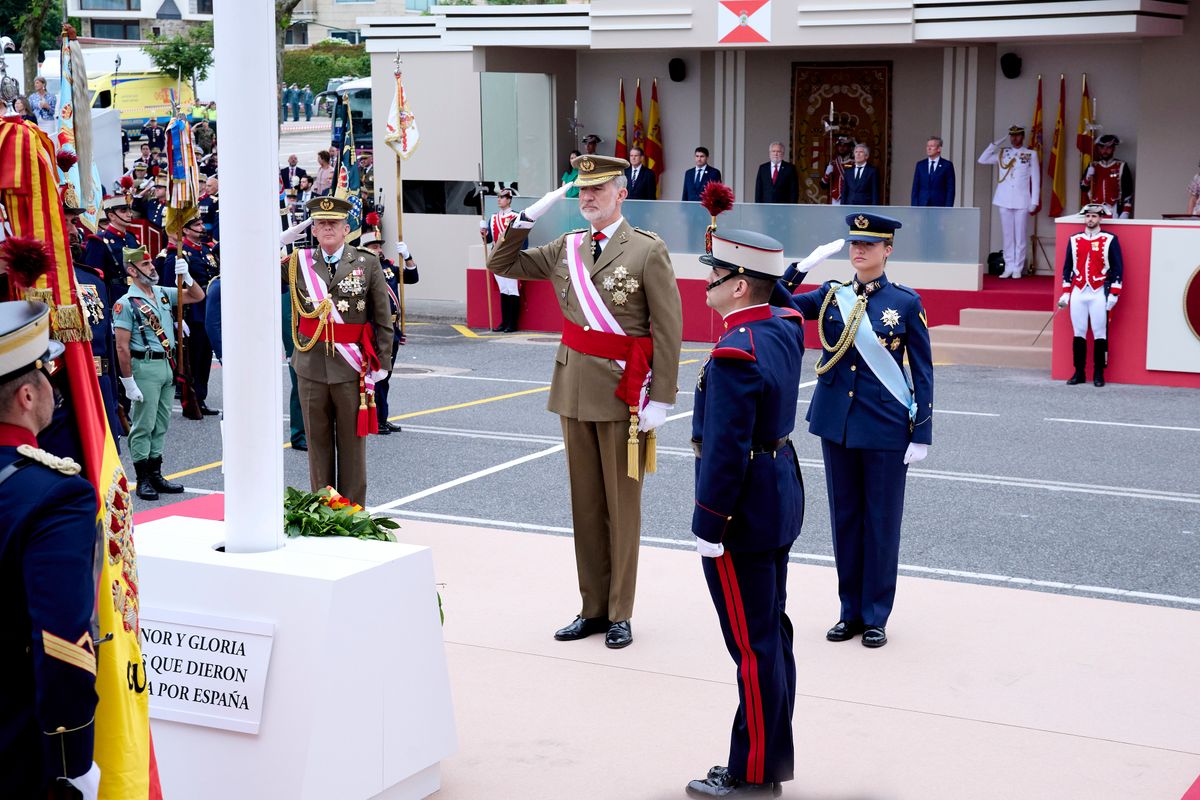 The Royal Guard retrieves the national flag after an unexpected incident during the flag-raising ceremony.