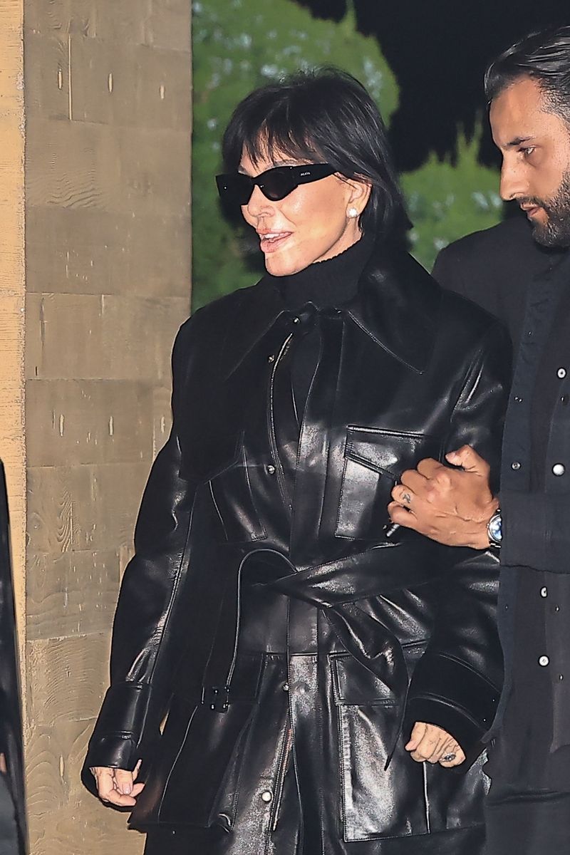 Photo © 2026 Backgrid/The Grosby Group

PREMIUM EXCLUSIVE
 
Los Angeles, CA    27 MAY 2026

Kim Kardashian and boyfriend, Lewis Hamilton, were seen leaving Nobu restaurant with both of their moms and Kim's kids, Saint, Chicago and Psalm. Scott Disick also happen to be at the same restaurant with his kids at the time celebrating his birthday but at separate tables from Kim and Lewis.****

Kim Kardashian y su novio Lewis Hamilton fueron vistos saliendo del restaurante Nobu junto a sus madres y los hijos de Kim, Saint, Chicago y Psalm.

Scott Disick también se encontraba en el mismo restaurante celebrando su cumpleaños con sus hijos, aunque en mesas separadas de Kim y Lewis.