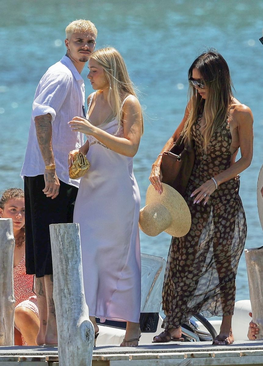 From minimalist slip dresses to romantic floral silhouettes, Harper Beckham’s Ibiza wardrobe blended youthful elegance with luxury fashion influences.