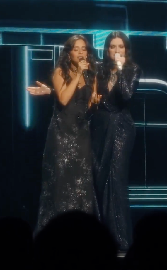 Both artists reimagined the beloved song as a bilingual experience, weaving together Spanish and Italian verses in a seamless exchange that underscored their artistic chemistry.