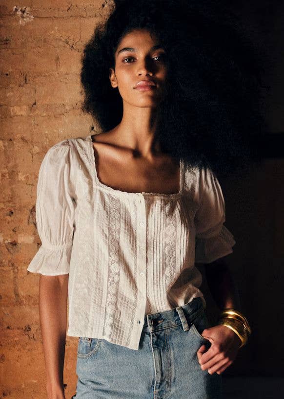 model in sezane blouse and jeans