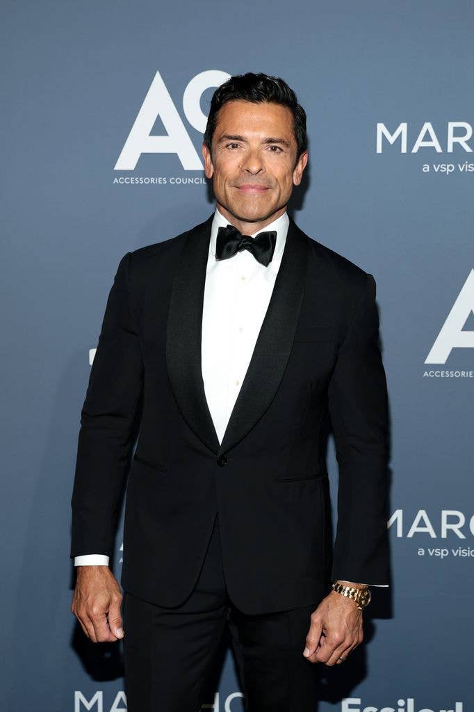 mark consuelos suit