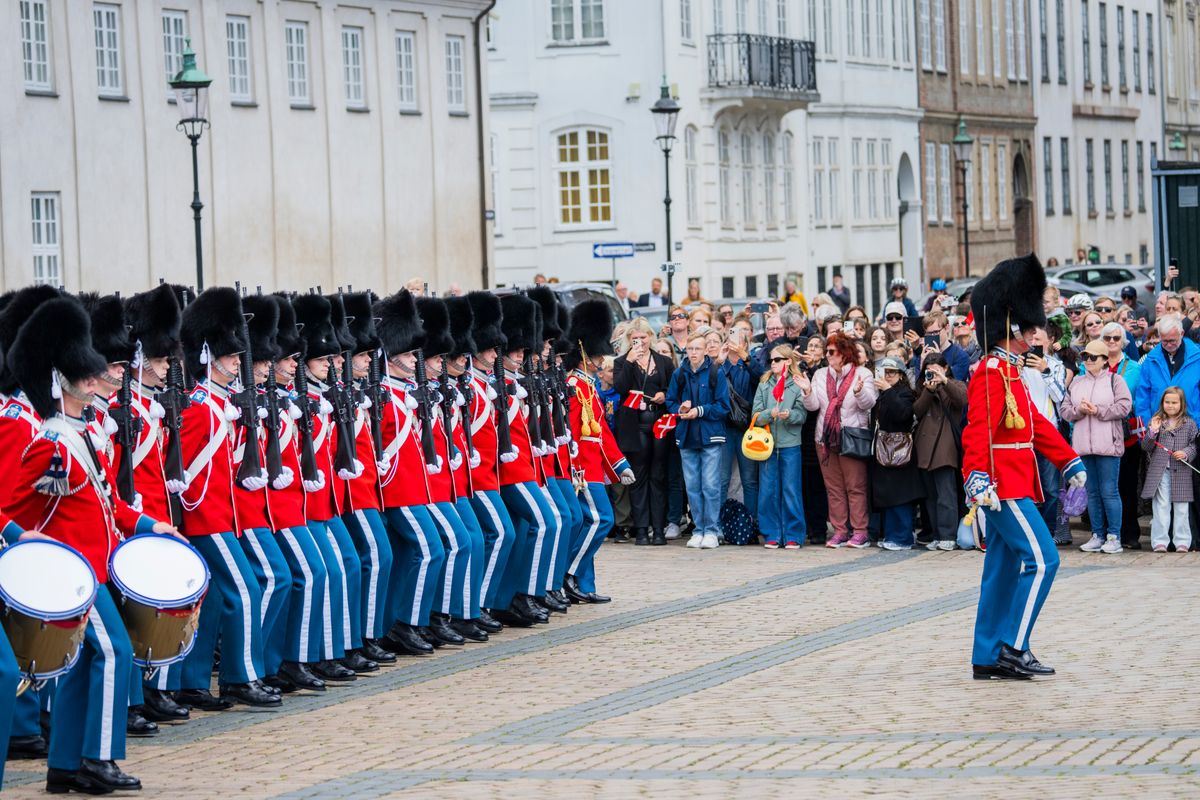 Thousands of citizens and visitors are expected to gather to witness the Royal Guard’s ceremonial change and enjoy a concert performed by the Royal Life Guards Band in front of the Royal Family.