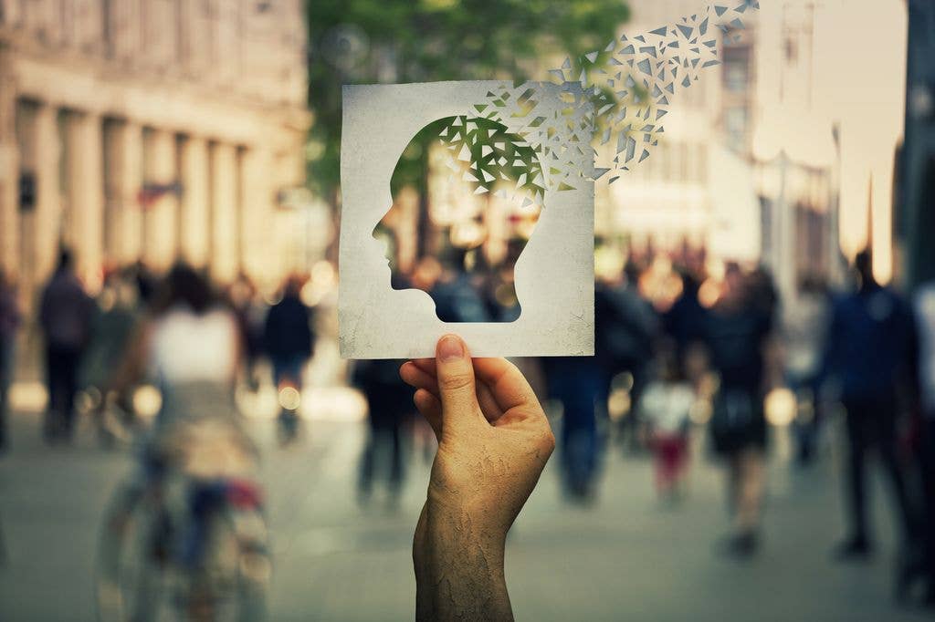 hand holding memory loss and alzheimers sign