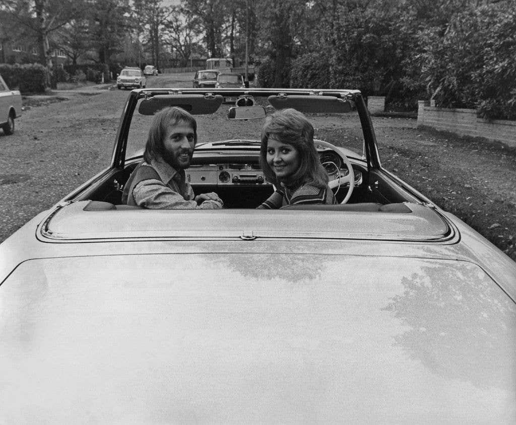 Maurice Gibb and Lulu sitting in a car