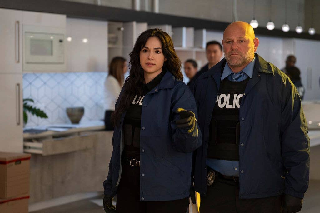 Ariana Guerra as Yvette Cruz, Domenick Lombardozzi as Dave Cerullo in episode 105 of Nemesis