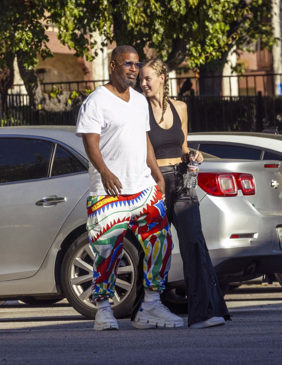 Photo © 2023 Backgrid/The Grosby Group

EXCLUSIVE 
 
Westlake, CALI  -17 OCTOBER 2023 Actor and musician Jamie Foxx was seen with his girlfriend Alyce Huckstepp, enjoying a drive in his sleek Ferrari convertible. The couple spiced up their day with a trip to KFC, adding a little fast-food indulgence to their luxurious ride.***

Jamie Foxx fue visto con su novia Alyce Huckstepp, disfrutando de un paseo en su elegante Ferrari convertible. La pareja condimentó su día con un viaje a KFC, añadiendo un poco de comida rápida a su lujoso viaje.
