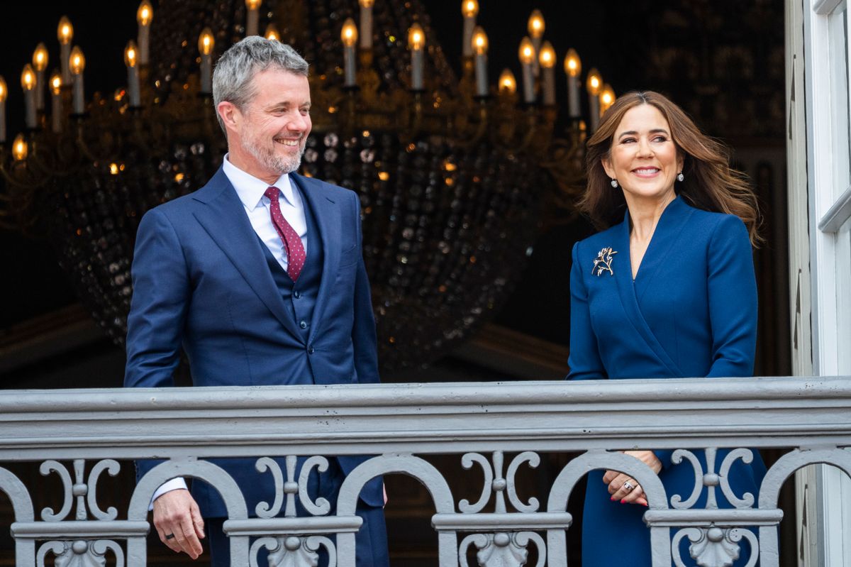 Around 12:00, King Frederik and Queen Mary will greet the crowds gathered in the square