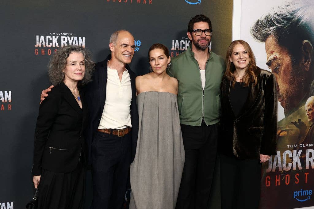 The new mom posed alongside her co-stars